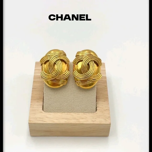 Authentic Chanel 1994 CC Coco Mark Oval Gold Plated Clip-On Earrings W Box - Picture 3 of 16